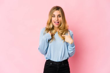 Genç, beyaz, sarışın kadın korkmuş ve korkmuş..