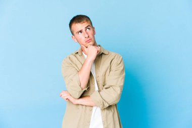 Kafkasyalı yakışıklı adam düşünüyor ve bakıyor, yansıtıyor, düşünüyor, hayal kuruyor..