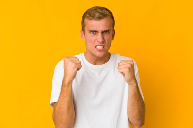 Genç, beyaz, yakışıklı adam gergin elleriyle çığlık atıyor..