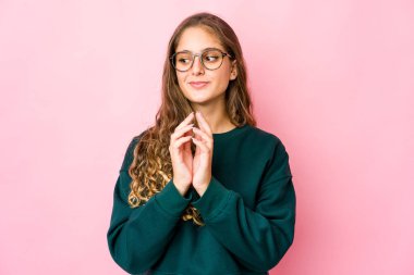 Kafkasyalı genç kadın bir plan yapıyor, bir fikir kuruyor..