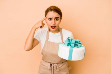 Genç, sıska Arap pasta şefi kadın işaret parmağıyla hayal kırıklığı jesti yapıyor..