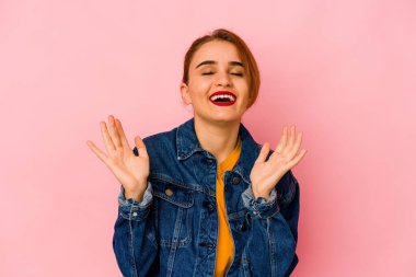 Genç Arap melez kadın çok gülüyor. Mutluluk kavramı.