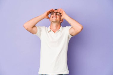 Kafkasyalı yakışıklı genç adam ellerini başının üstünde tutarak neşeyle gülüyor. Mutluluk kavramı.