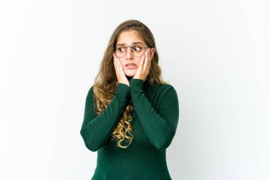 Genç beyaz kadın korkmuş ve korkmuş..