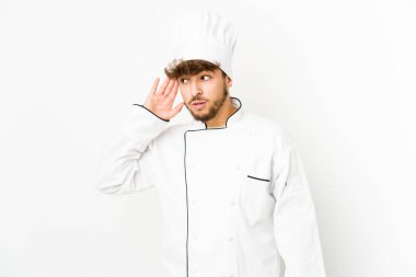 Genç Arap aşçı bir dedikoduyu dinlemeye çalışıyor..