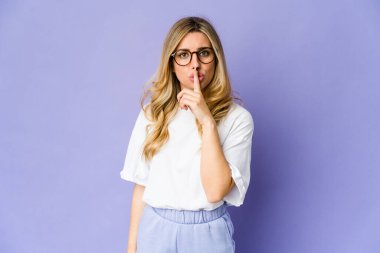 Genç, beyaz, sarışın bir kadın ya sır saklıyor ya da sessizlik istiyor..