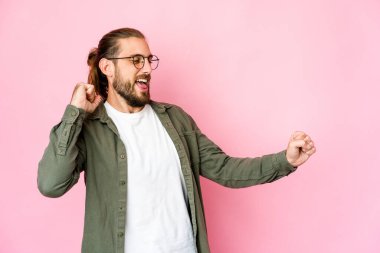 Uzun saçlı genç adam dans ediyor ve eğleniyor..