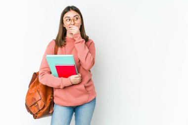 Beyaz arka planda izole edilmiş beyaz tenli genç beyaz bir kadın. Elle ağzını kapatan bir fotokopi odasına bakıyor..