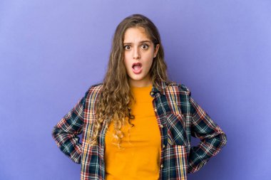 Beyaz bir kadın bir şey yüzünden şoka uğruyor.