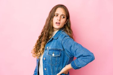 Sırt ağrısı çeken beyaz bir kadın..