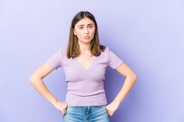 Kafkasyalı genç bir kadın yanakları siliyor, yorgun bir ifadesi var. Yüz ifadesi kavramı.