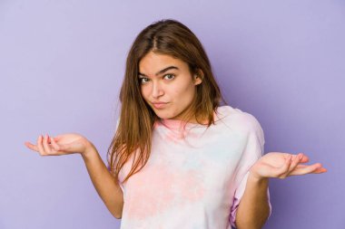 Mor arka planda genç, sıska, beyaz bir kız. Sorgulamada omuz silkip şüphe ediyor..