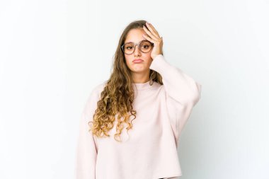 Kafkasyalı genç kadın yorgun ve uykulu ellerini başının üstünde tutuyor..