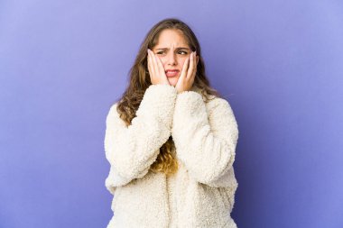 Genç, beyaz, tatlı bir kadın ağlayıp sızlanıyor..