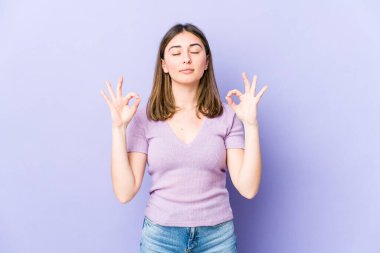 Genç beyaz kadın yoğun bir günün ardından rahatlıyor. Yoga yapıyor..