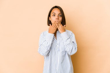 Genç İspanyol bir kadın izole edilmiş. Elleriyle ağzını kapatmış..