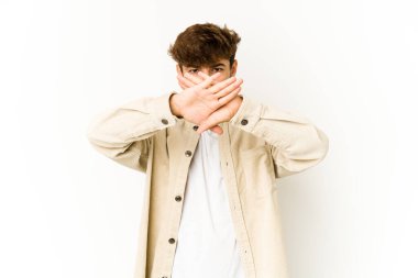 Beyaz arka planda genç bir Arap inkar hareketi yapıyor.