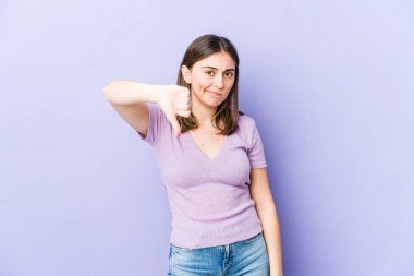 Beyaz kadın baş parmağını aşağı gösteriyor, hayal kırıklığı konsepti..