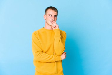 Beyaz tenli yakışıklı adam rahatlamış fotokopi odasına bakan bir şey düşünüyor..