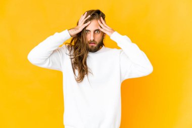 Uzun saçlı genç adam şok olmuş görünüyor, önemli bir buluşmayı hatırladı..