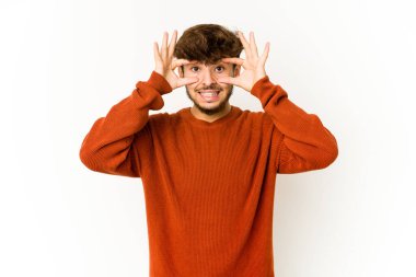 Beyaz arka plandaki genç Arap bir başarı fırsatı bulmak için gözlerini açık tutuyor..