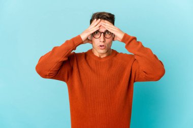 Kafkasyalı yakışıklı genç adam şokta, önemli bir buluşmayı hatırladı..