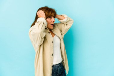 Kafkasyalı kıdemli kadın çığlıklar atıyor, çok heyecanlı, tutkulu, bir şeyden memnun..