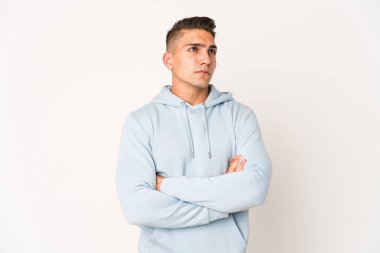 Kafkasyalı yakışıklı genç adam sürekli tekrarlanan bir görevden yoruldu..