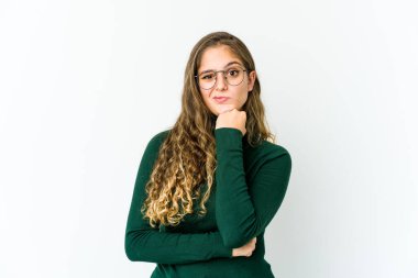 Kafkasyalı genç kadın şüpheli, kararsız, seni sorguluyor..