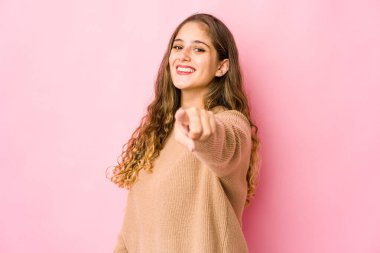 Kafkasyalı genç bir kadın parmaklarıyla ön tarafı işaret ediyor..