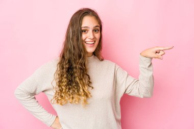 Kafkasyalı genç kadın işaret parmağıyla işaret ederek gülümsüyor..