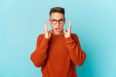 Genç, beyaz, yakışıklı bir adam izole edilmiş şaşırmış ve şok olmuş..