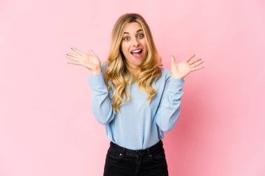 Beyaz tenli sarışın kadın enerjik ve rahat hissediyor, ellerini ovuşturuyor..