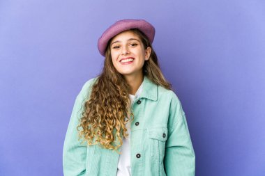 Beyaz tenli hoş bir kadın gülüyor ve gözlerini kapıyor, rahatlamış ve mutlu hissediyor..