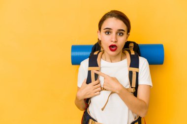 Genç, sıska Arap gezgin kadın yan tarafı işaret ediyor.