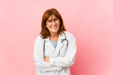 Orta yaşlı Kafkas doktor kadın yalnız gülüyor ve eğleniyor..