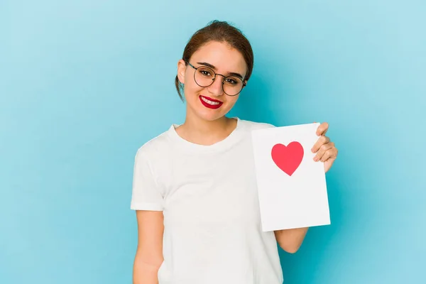 Jong Mager Arabisch Meisje Houden Een Valentijnskaart Blij Glimlachend Vrolijk — Stockfoto