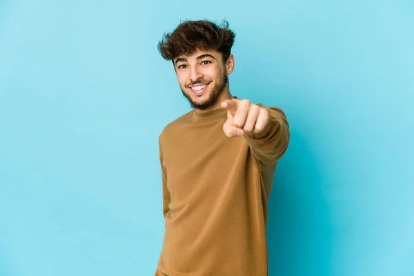 Mladý Arabský Muž Modrém Pozadí Ukazuje Přední Prsty — Stock fotografie