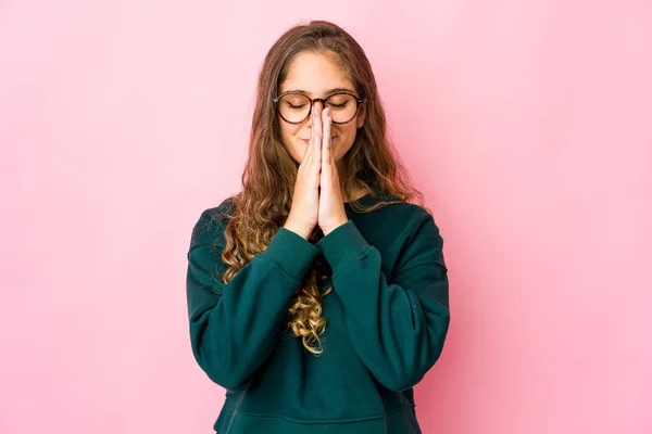 Mladá Běloška Drží Ruce Modlitbě Blízko Úst Cítí Sebejistě — Stock fotografie