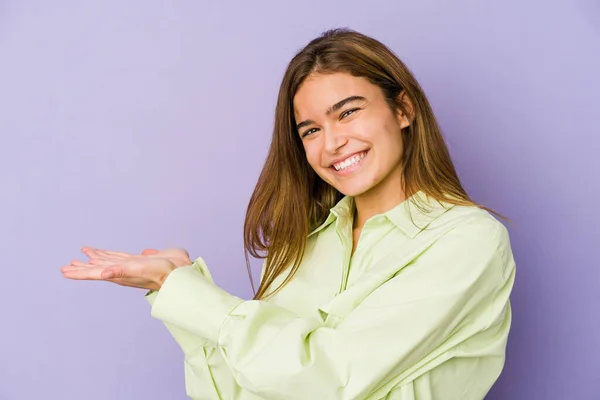 Jovem Magro Caucasiano Menina Adolescente Fundo Roxo Segurando Espaço Cópia — Fotografia de Stock