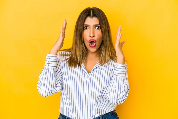 Mulher Indiana Jovem Isolado Fundo Amarelo Ter Uma Ideia Conceito — Fotografia de Stock