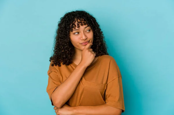 Jovem Afro Americana Africana Isolada Olhando Para Lado Com Expressão — Fotografia de Stock