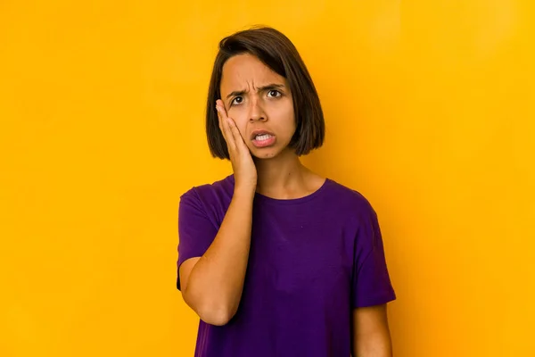 Mujer Hispana Joven Aislada Amarillo Cansado Muy Somnoliento Mantener Mano —  Fotos de Stock