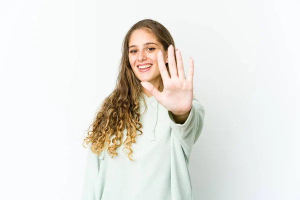 Jovem Caucasiana Sorrindo Alegre Mostrando Número Cinco Com Dedos — Fotografia de Stock