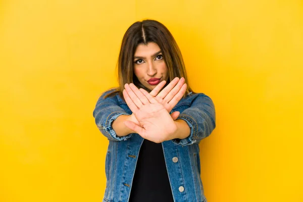 Young Indian Woman Isolated Yellow Background Doing Denial Gesture — Stock Photo, Image