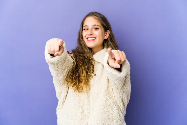 Giovane Donna Caucasica Carino Allegro Sorrisi Puntando Fronte — Foto Stock