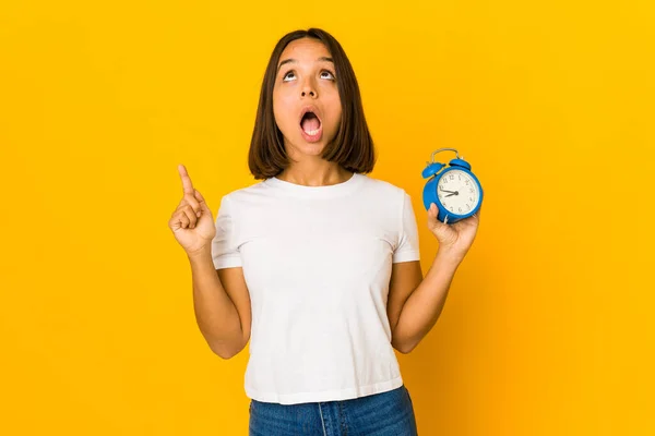 Mujer Hispana Joven Sosteniendo Megáfono Apuntando Hacia Arriba Con Boca — Foto de Stock