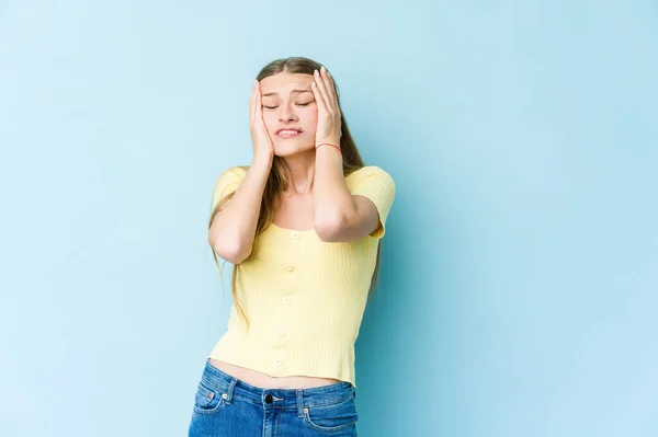 Ung Blond Kvinna Isolerad Blå Bakgrund Gnälla Och Gråta Lösryckt — Stockfoto