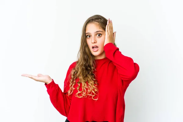 Junge Kaukasierin Beeindruckt Mit Kopierraum Auf Handfläche — Stockfoto