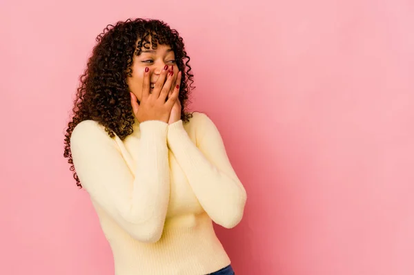 Jeune Afro Américaine Africaine Isolée Riant Quelque Chose Couvrant Bouche — Photo